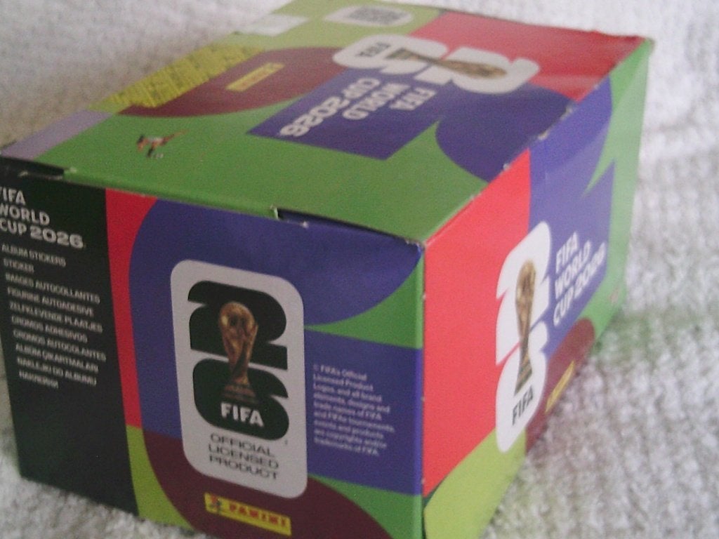 WK 2026 BOX MET 100 ZAKJES PER ZAKJE 7 STICKERS, Collections, Enlèvement ou Envoi, Neuf