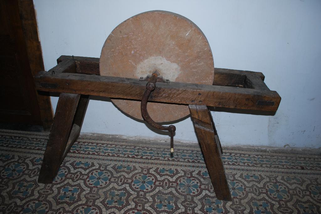 Ancienne meule à eau chassis bois chêne - affûtage outils, Enlèvement
