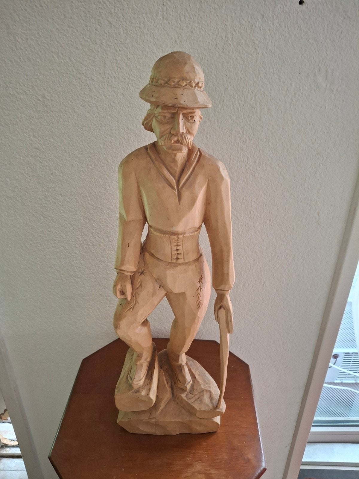 Handgesneden houten beeld van een man met hoed, Gebruikt, Ophalen of Verzenden, Hout, Bruin