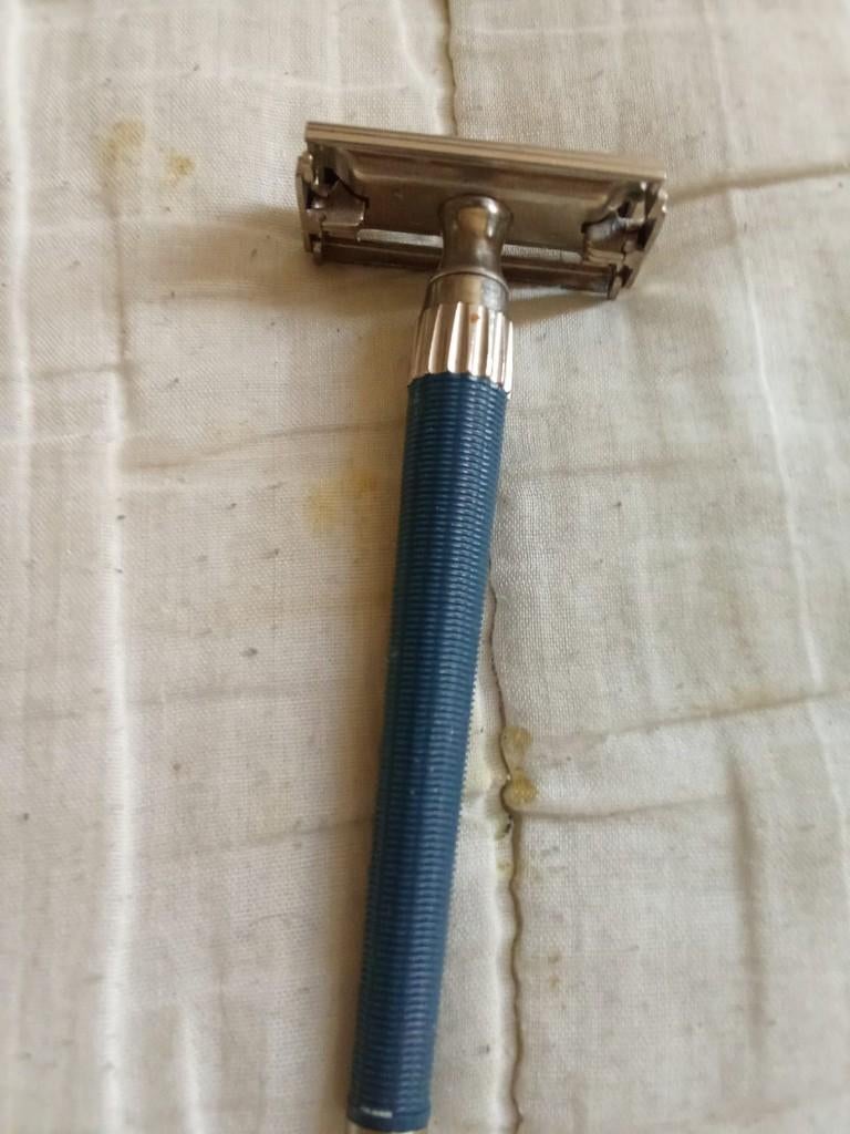 Oude vintage scheermesjes, Ophalen
