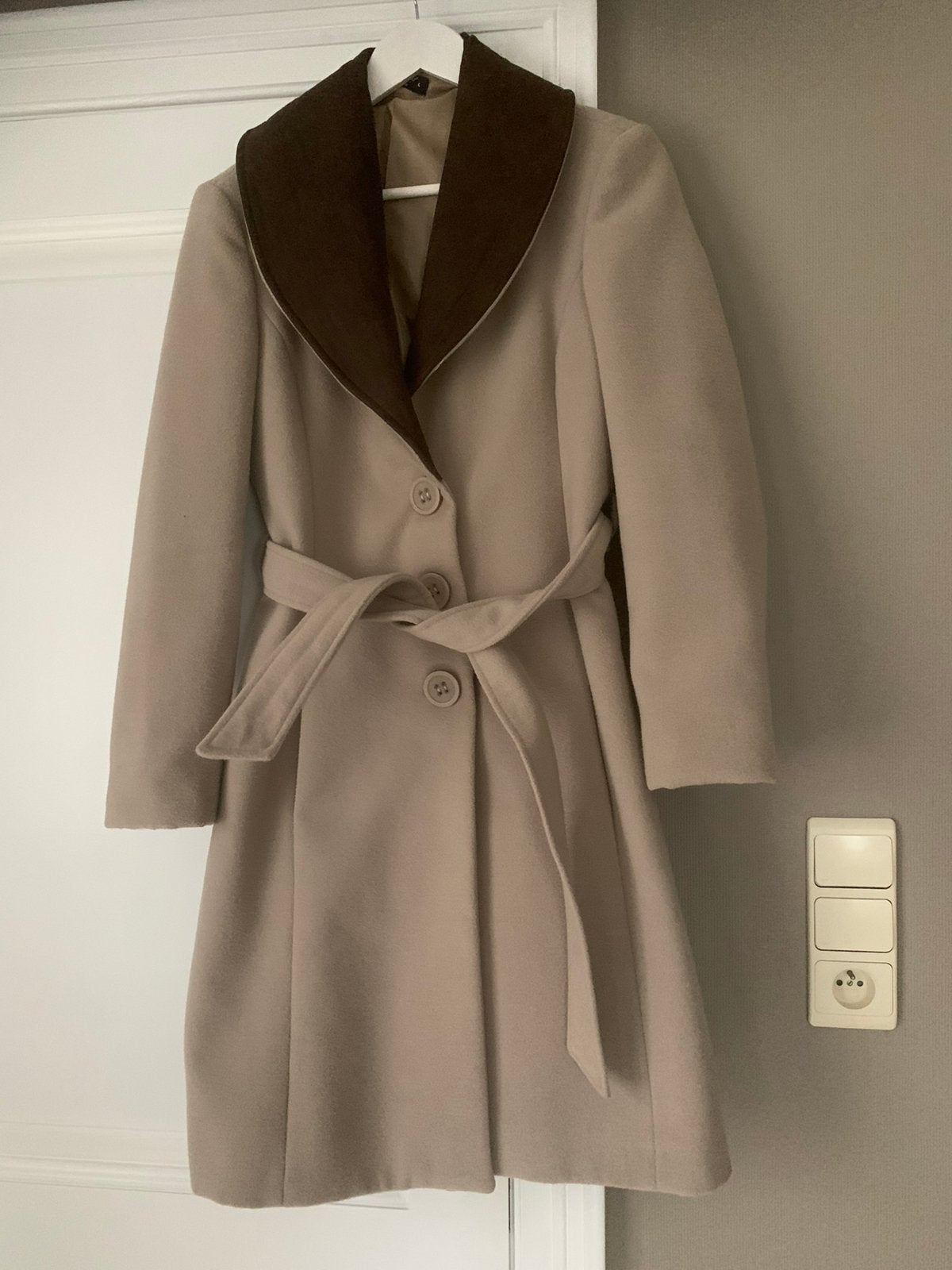 Mantel Rinascimento L beige wol met bruine kraag, Kleding | Dames, Ophalen of Verzenden, Zo goed als nieuw, Beige