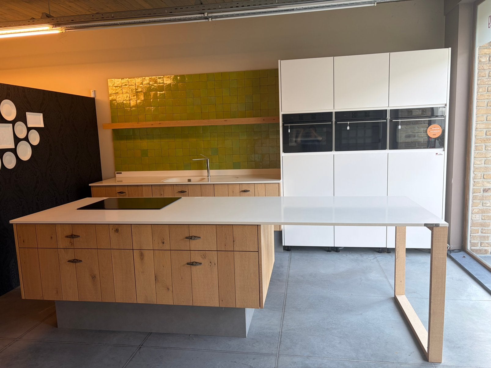 Cuisine du showroom : chêne + peinture + composite, Neuf, Sans poignée, Composite, Enlèvement