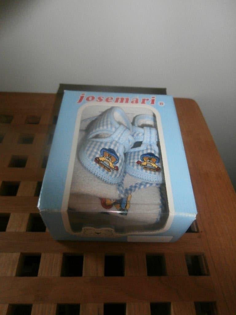babyschoentjes maat 15 + slabber NIEUW, Ophalen of Verzenden, Nieuw