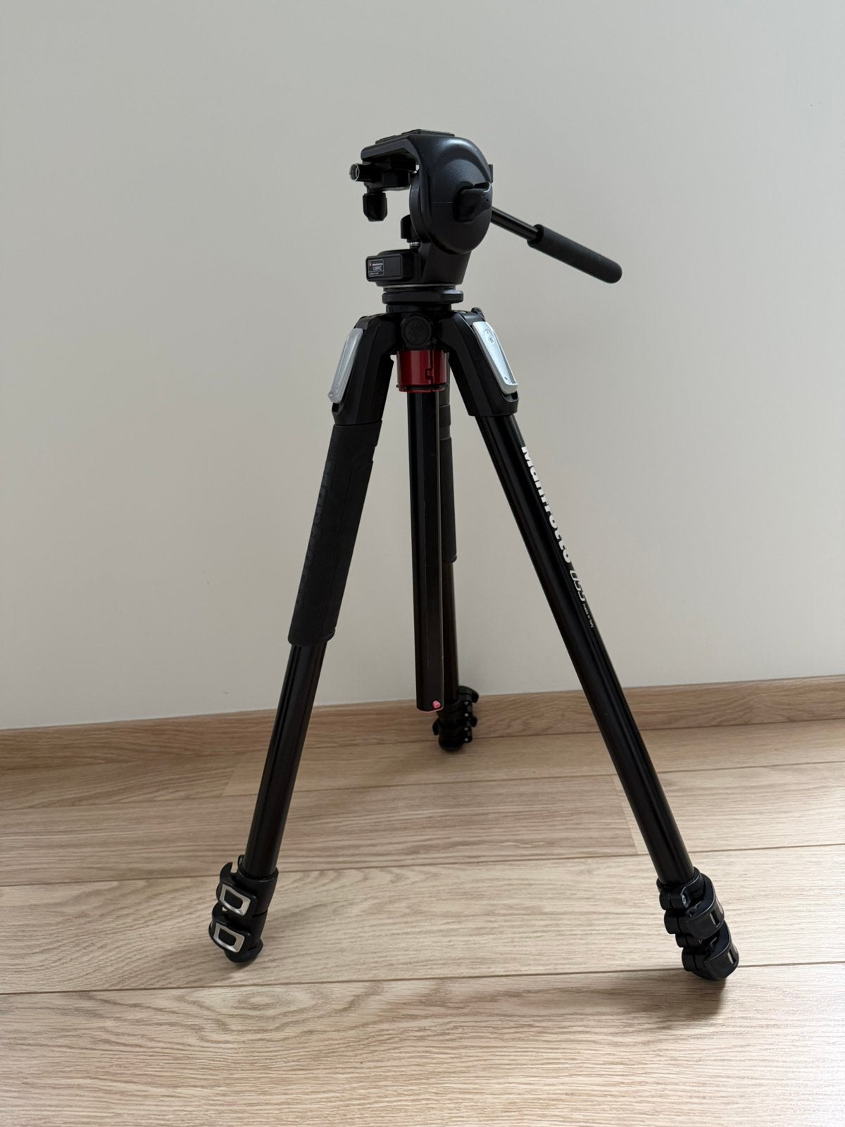 Manfrotto 128RC fluid video head met snelkoppelplaat statief, Audio, Tv en Foto, Fotografie | Statieven en Balhoofden, Ophalen