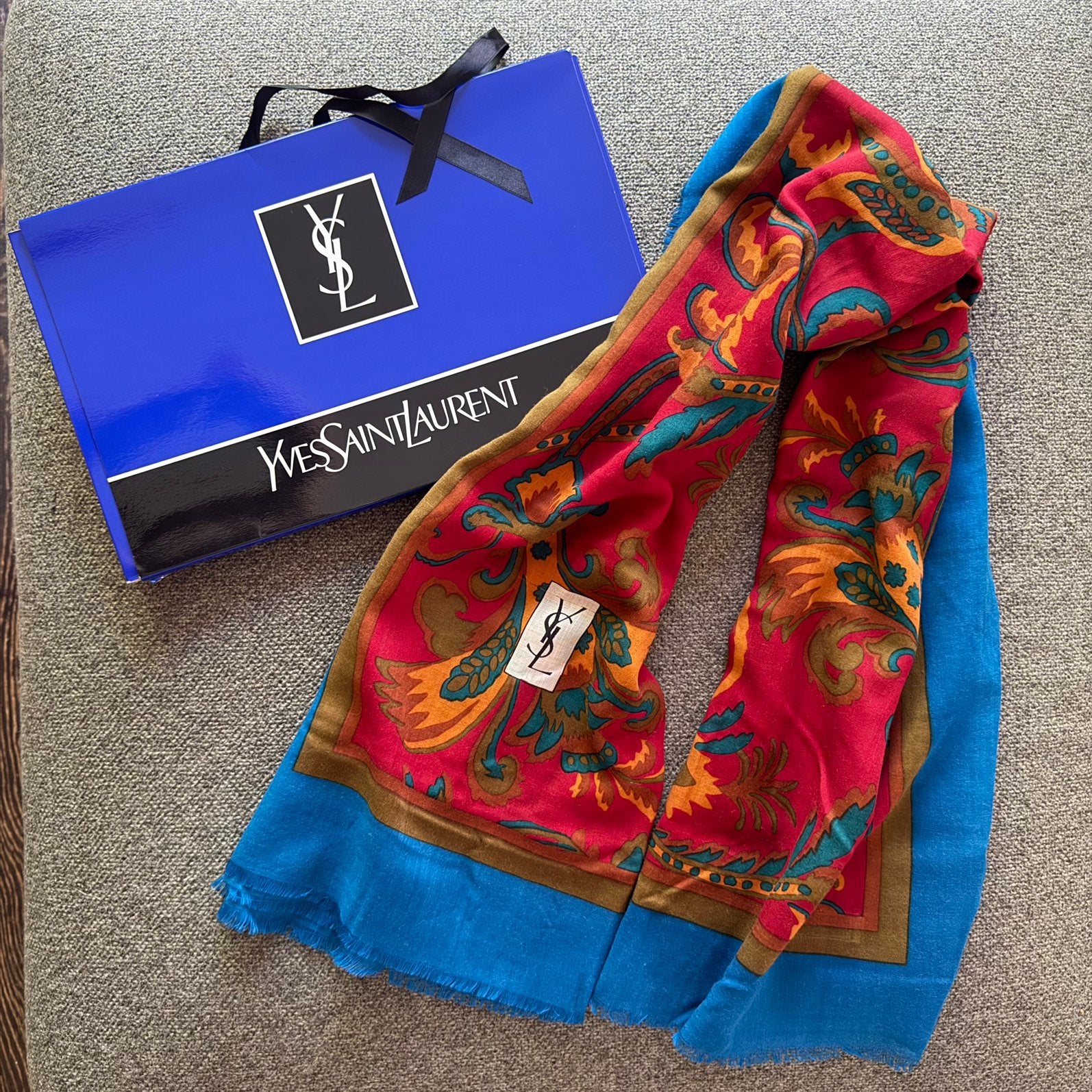 Vintage sjaal / foulard van Yves Saint Laurent (YSL), Antiquités & Art, Antiquités | Vêtements et Textile, Enlèvement, Femmes