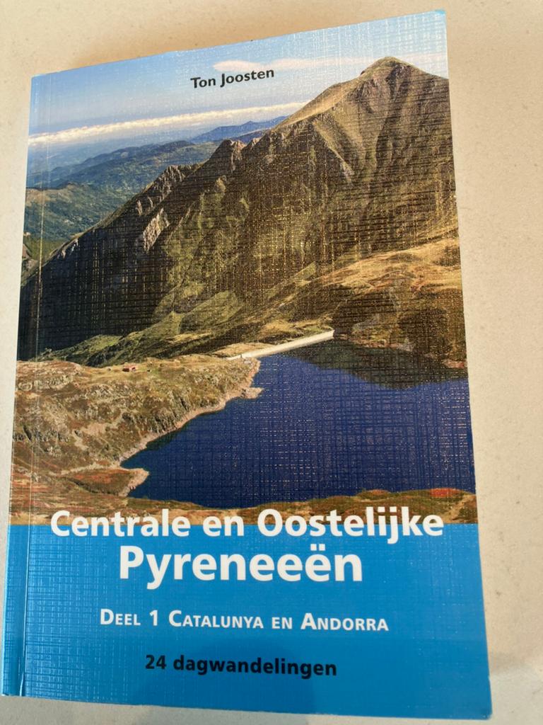 2 Wandelgidsen Pyreneeen, 1 Catalunya - Andorra en 2. Aragon, Overige merken, Fiets- of Wandelgids, Europa, Ophalen of Verzenden