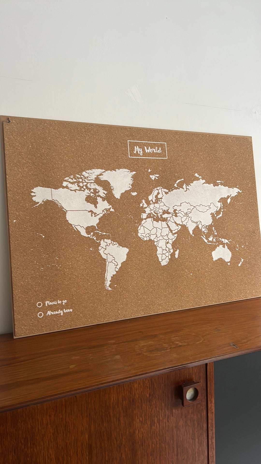 Wereldkaart van kurk op houten steun, Ophalen