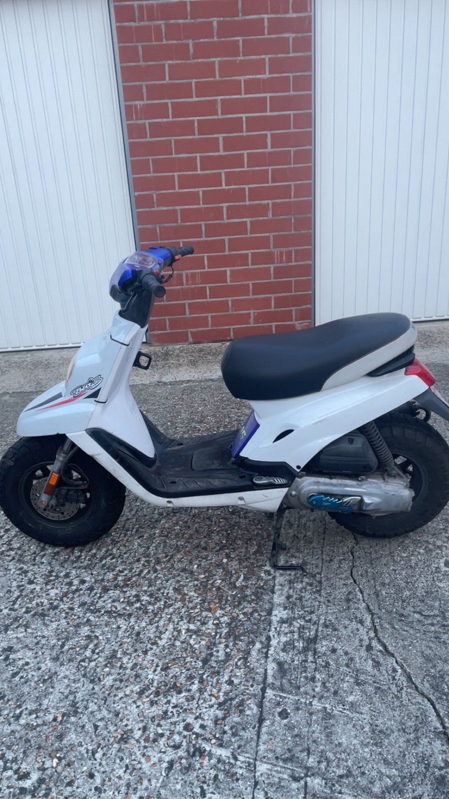 Yamaha booster 2005 model wit, Fietsen en Brommers, Ophalen, Zo goed als nieuw, Cilinder, Yamaha