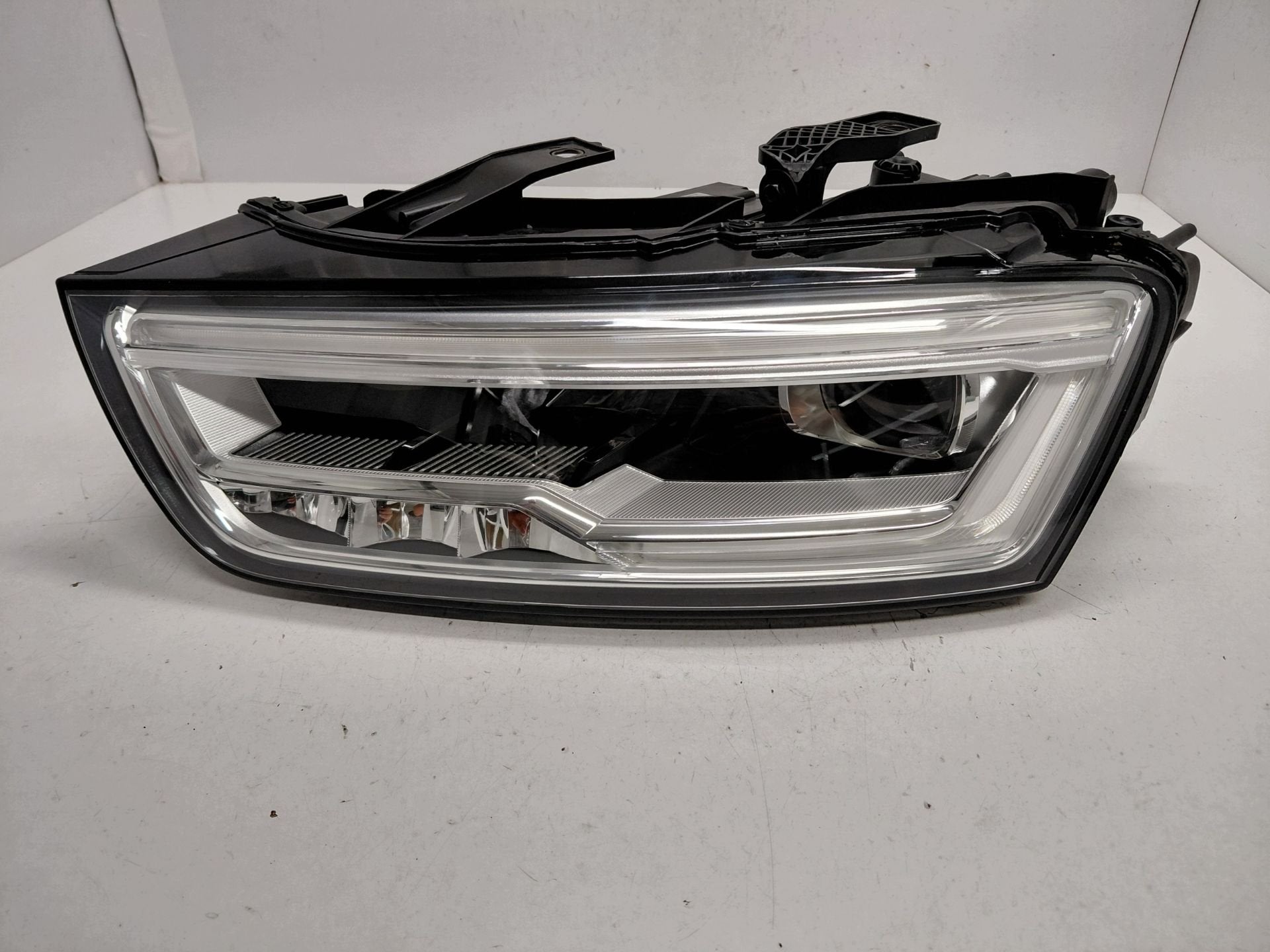 Phare gauche Audi Q3 8U0941033, Autos : Pièces & Accessoires, AUDI AG, Auto-Union-Strasse 1
85045  Ingolstadt, DE, Audi, Utilisé