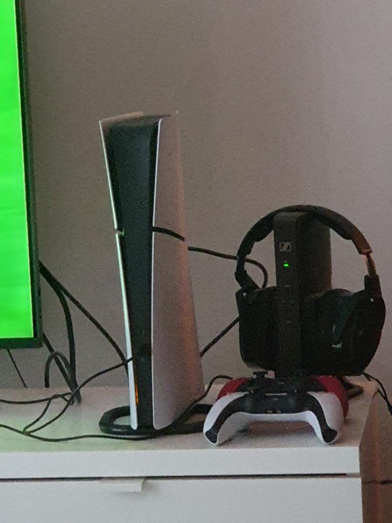 PS5 slim 1tb + 2 controllers + voet, Ophalen, Zo goed als nieuw, Playstation 5 Digital