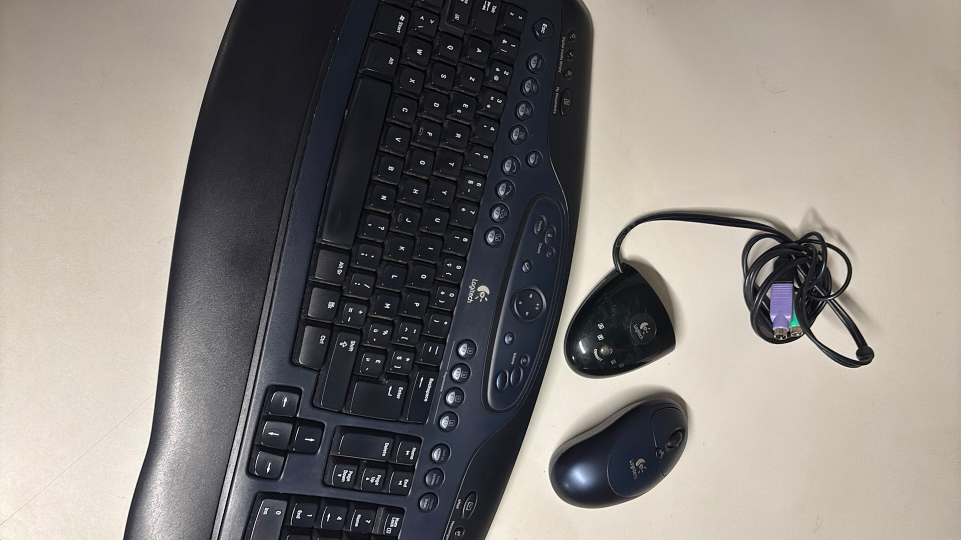 Logitech cordless keyboard canada 210, Gebruikt, Toetsenbord en muis-set, Azerty, Ophalen of Verzenden