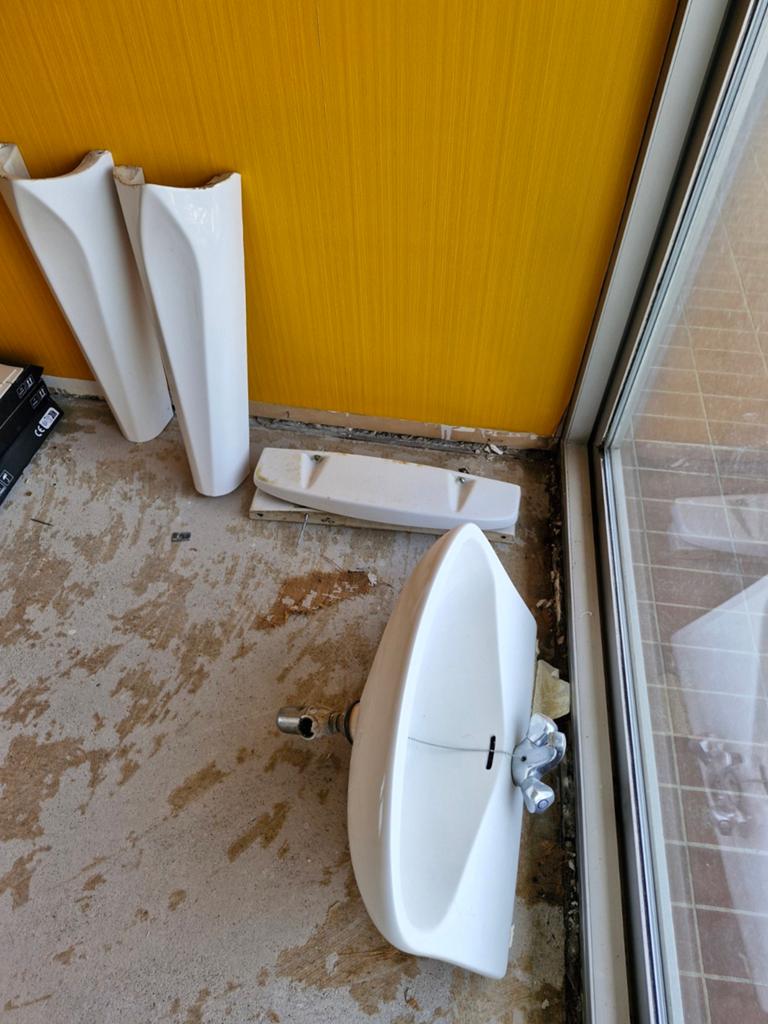 witte porceleinen wastafel op voet + tablet, Ophalen