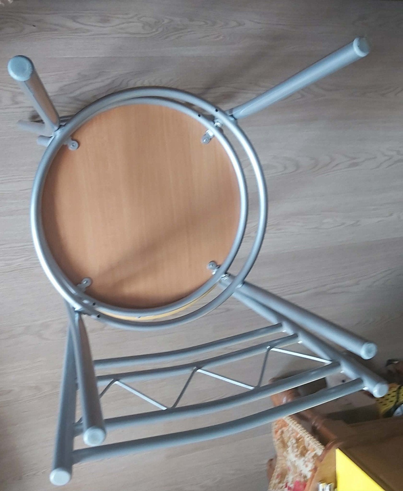 2  ronde stoelen in hout en ijzer bruin/grijs, Ophalen, Twee, Bruin, Zo goed als nieuw