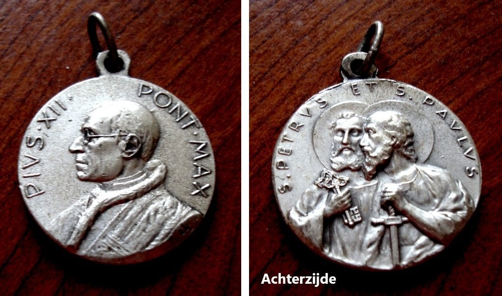 Medaille paus Pius XII en Petrus en Paulus, Verzamelen, Verzenden, Gebruikt, Overige typen, Christendom | Katholiek