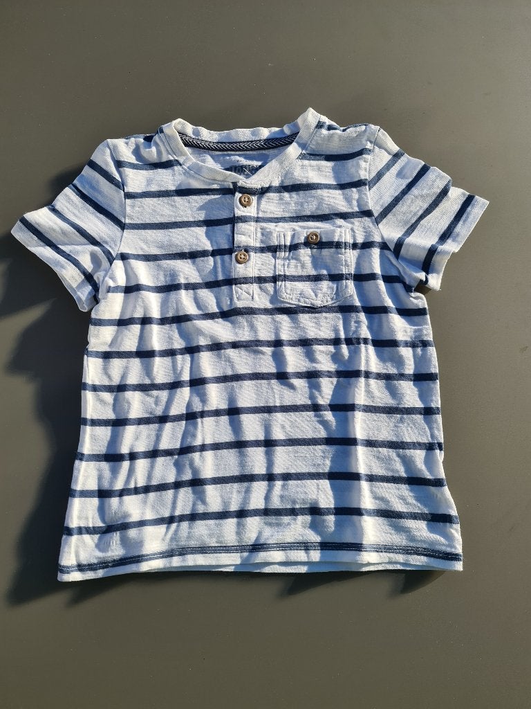 wit met blauwe strepen t-shirt of polo, CA, 116, Enfants & Bébés, Vêtements enfant | Taille 116, Enlèvement, Comme neuf