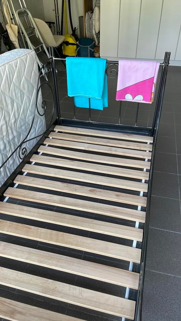 Smeedijzeren bed met lattenbodem en matras, Huis en Inrichting, Slaapkamer | Bedden, Ophalen, Zo goed als nieuw
