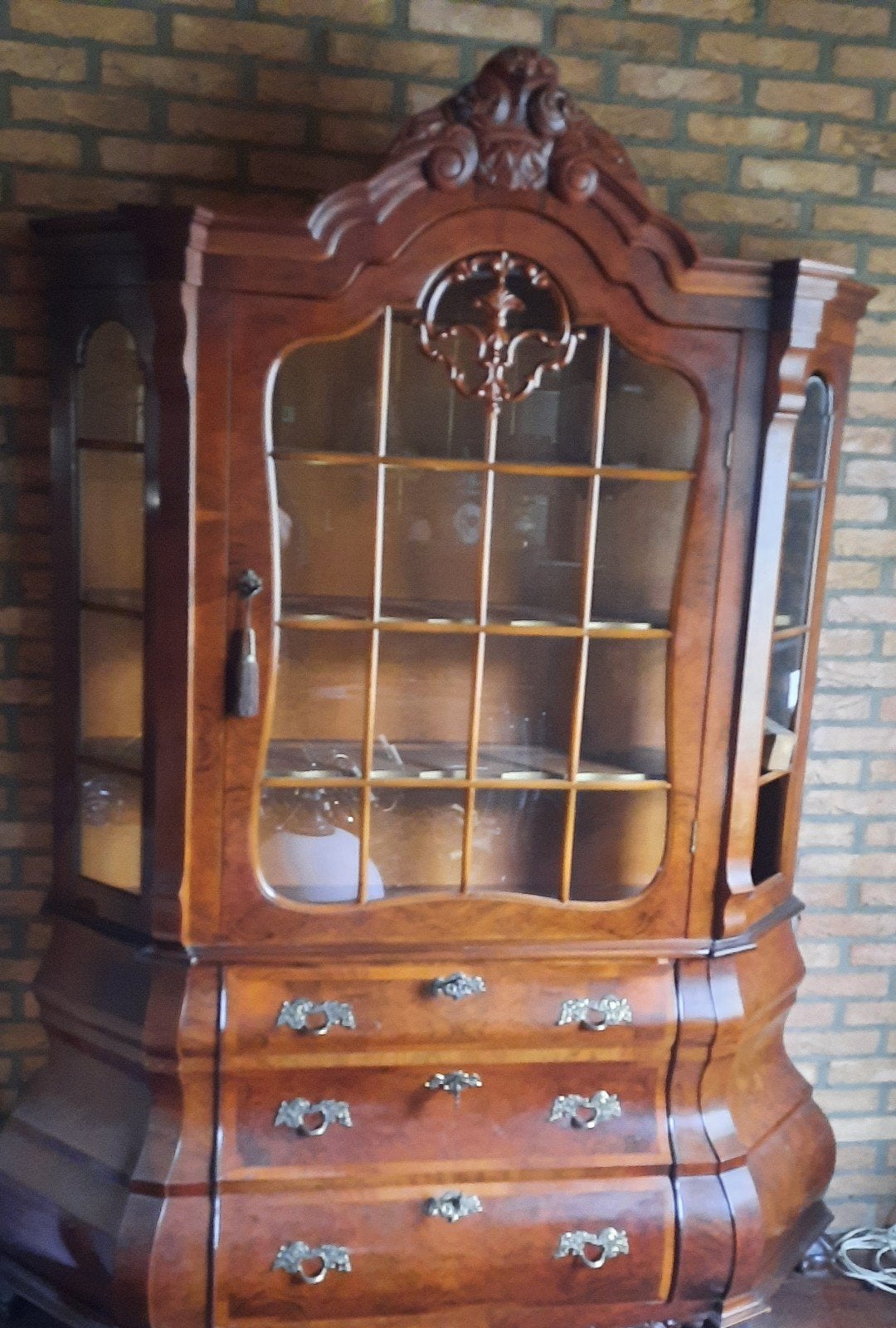 Antieke vitrinekast, Ophalen