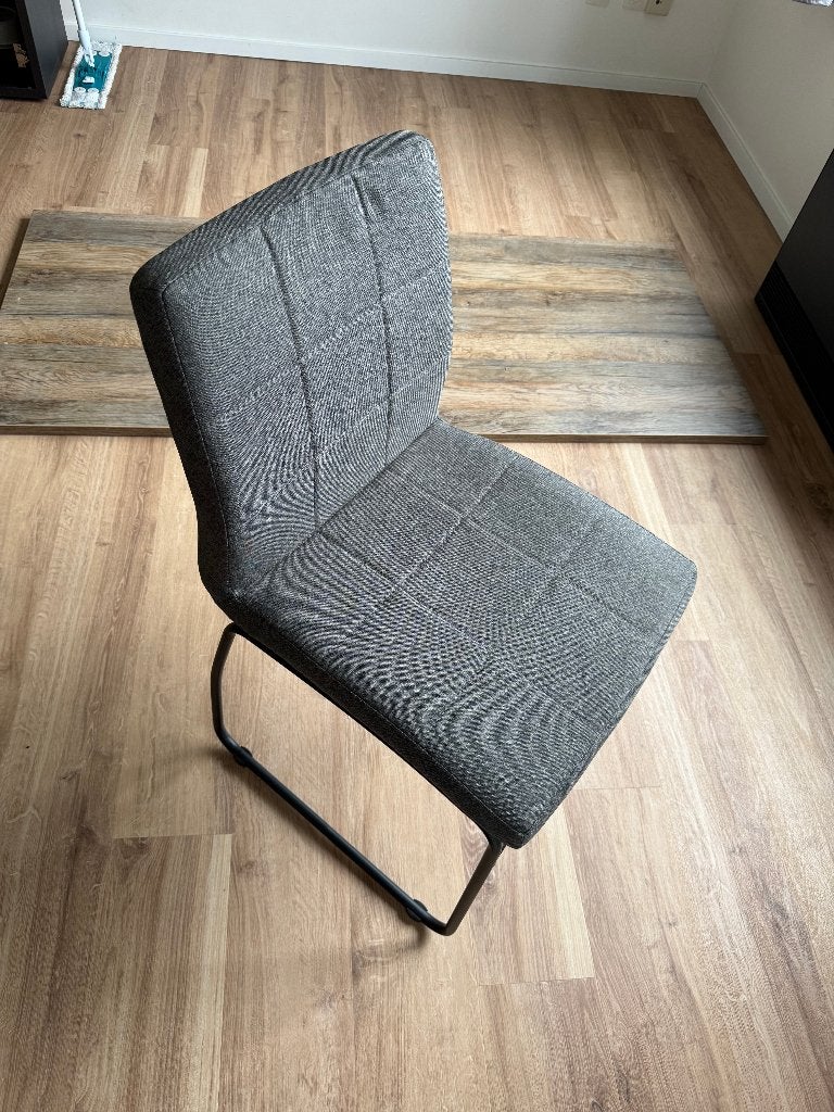 Chaises jysk x4 - A VENIR CHERCHER SUR PLACE, Maison & Meubles, Chaises, Chais assise dossier rembourrés en tissu et pieds en acier noir.