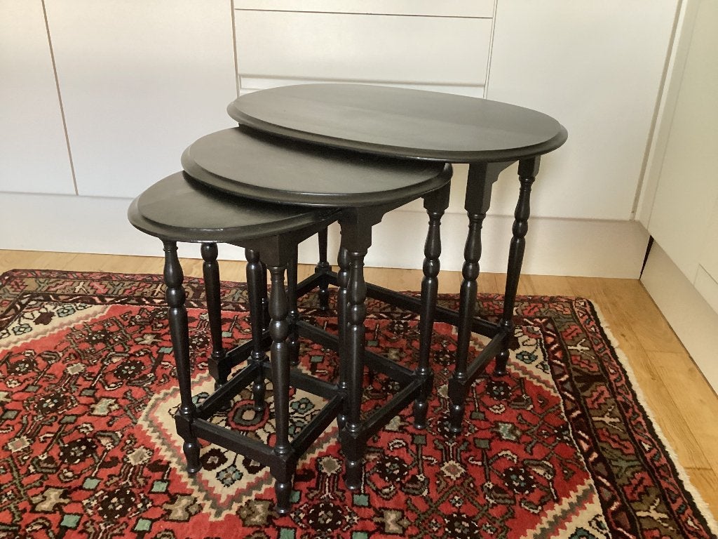 Set van 3 bijzettafeltjes in gelakt hout.  153/BE., Huis en Inrichting, Ophalen, Hout