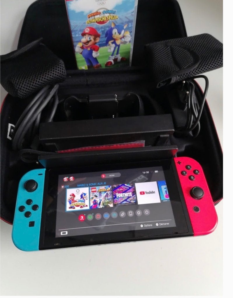Nintendo Switch avec accessoires et jeux - ensemble complet, Consoles de jeu & Jeux vidéo, À partir de 7 ans, Comme neuf, 3 joueurs ou plus