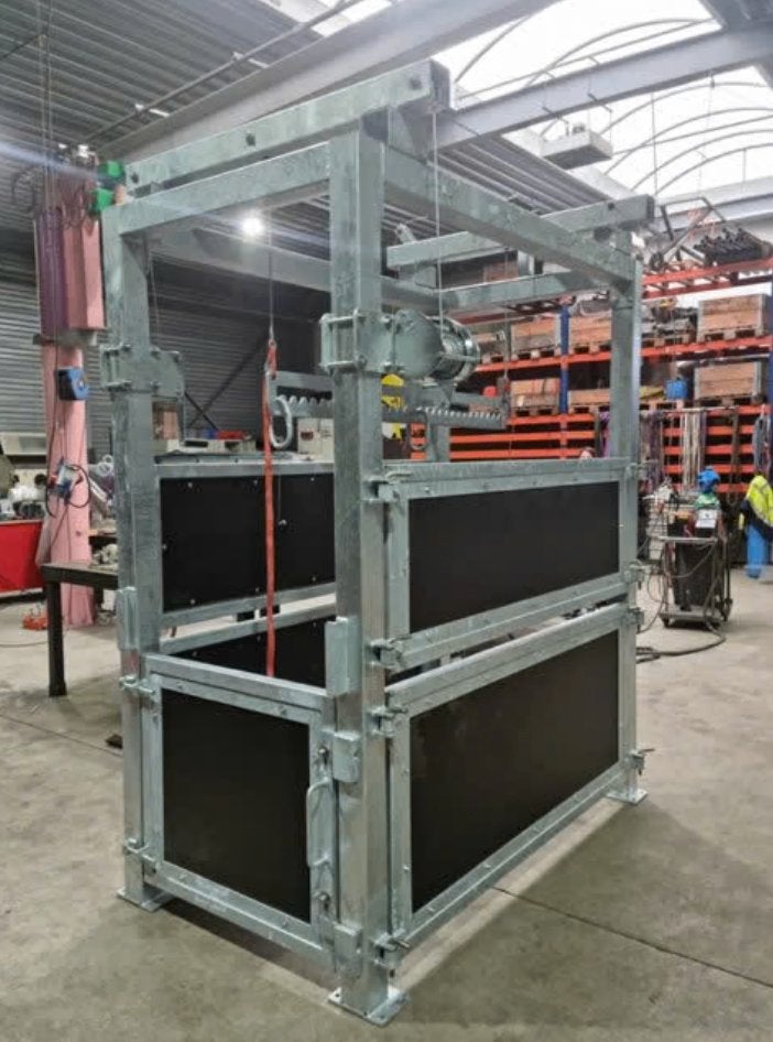 MOET WEG! Opvoelbox/ behandelbox, Stalling