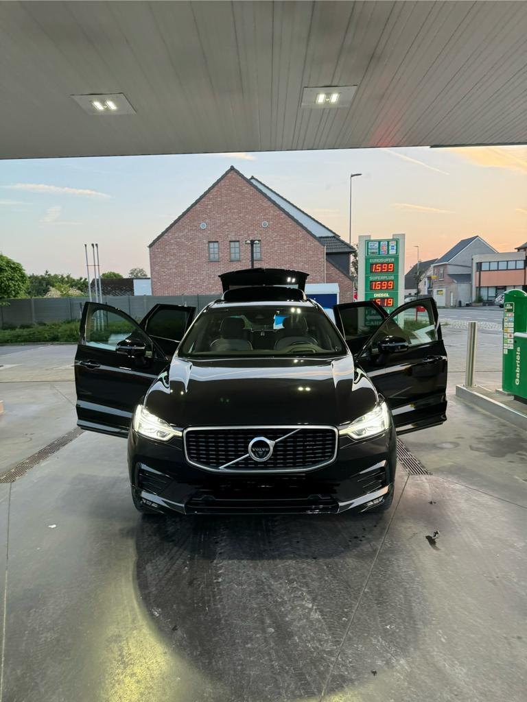 Volvo XC60 B4 AWD R-design, Auto's, Automaat, Euro 6, Zwart, Particulier