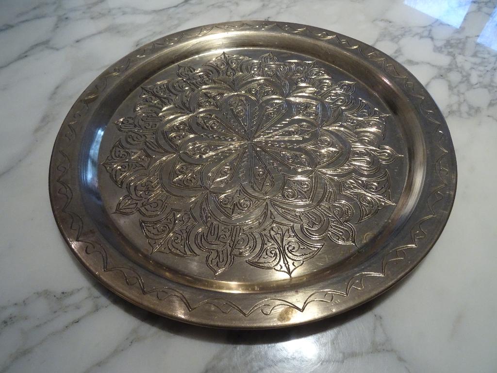 Plateau Marocain sculpté à la main en laiton doré., Antiquités & Art, Enlèvement ou Envoi, Cuivre