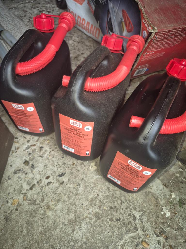 3 jerrycan de 5l le lot