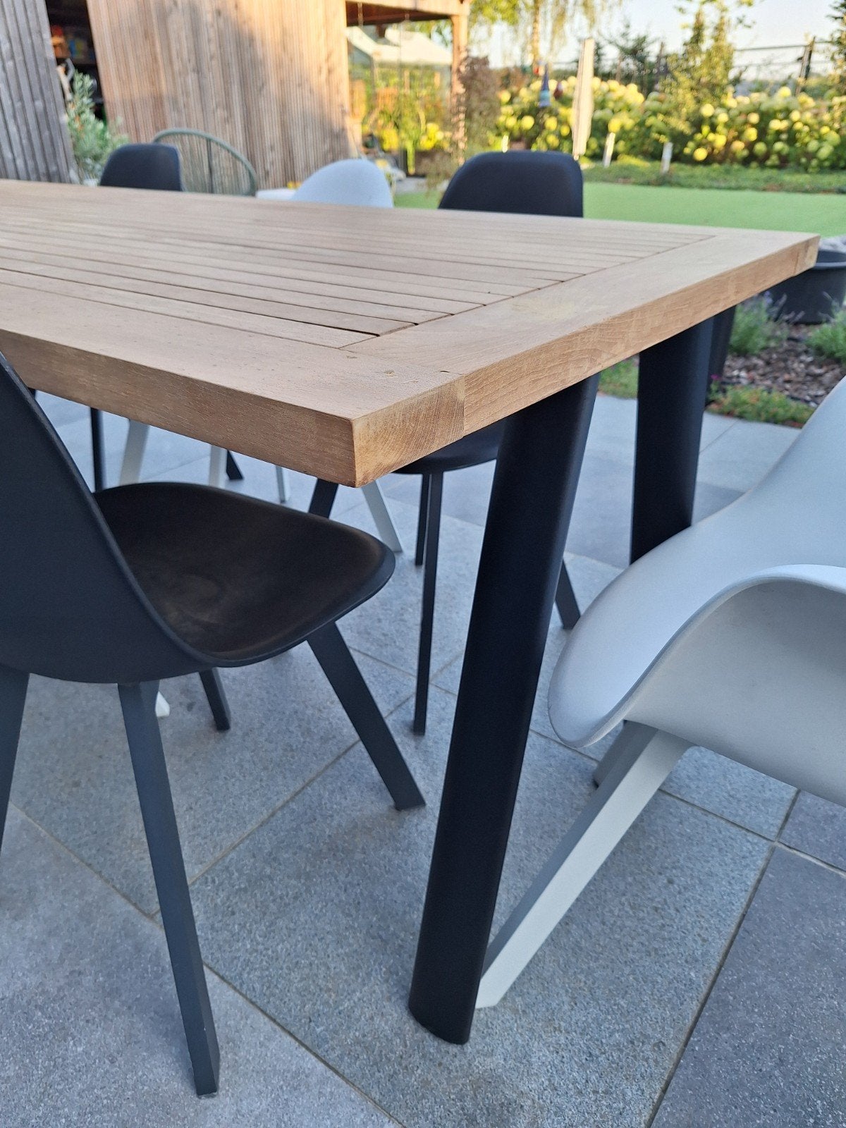 teak houten tafel met zwartstalen poot, Enlèvement, Comme neuf