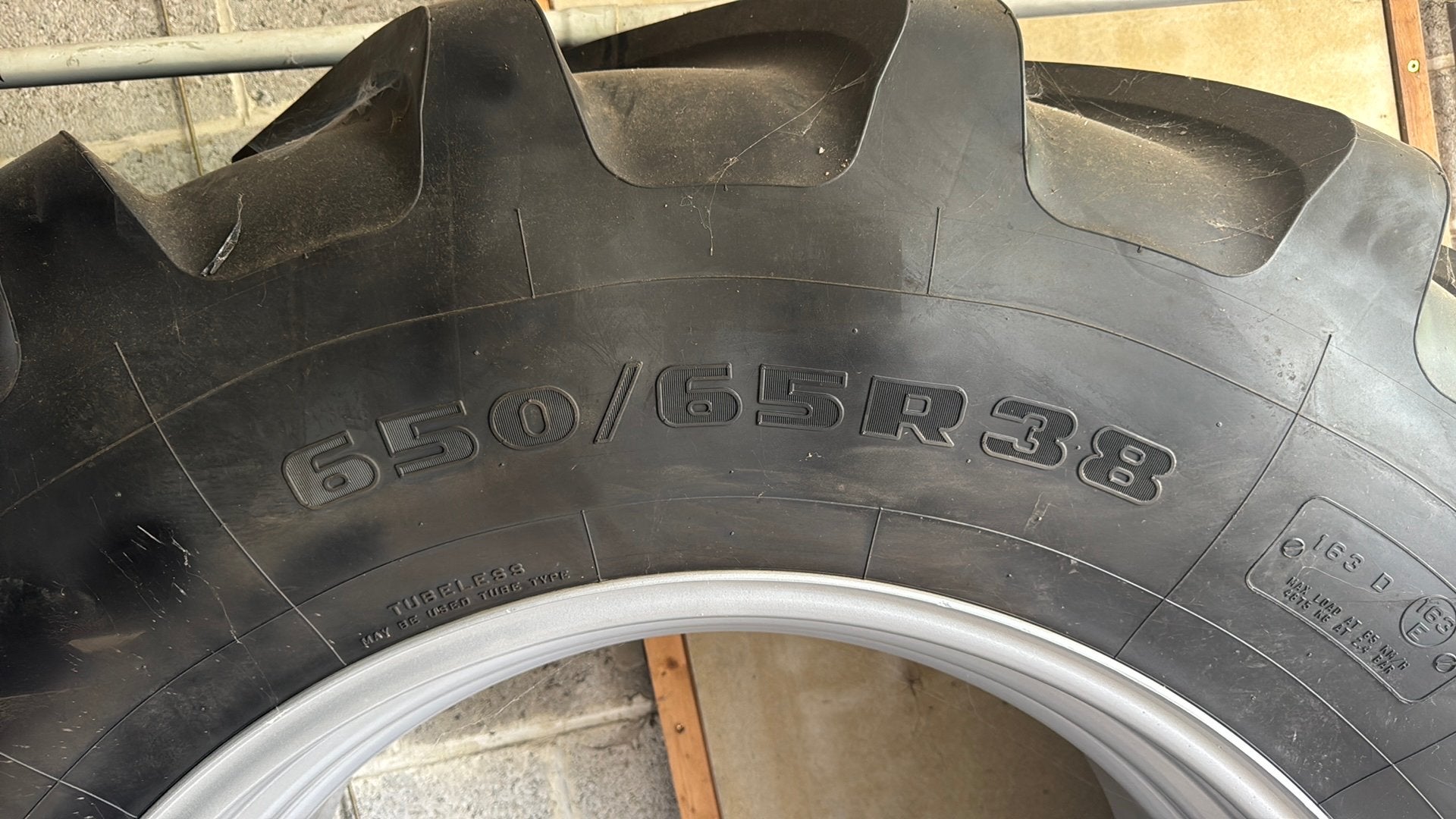 Nouveau pneu de tracteur sur jante Firestone 650/65R38, Enlèvement