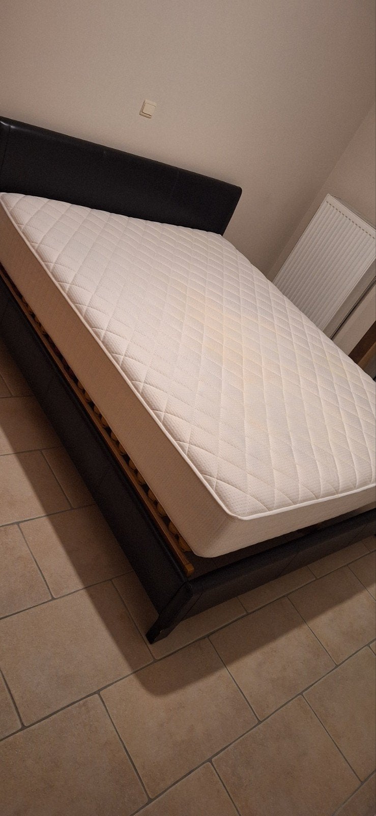 Lit de 1,80 m x 2 m avec matelas et armoire, Matelas, Enlèvement, Utilisé, 180 cm