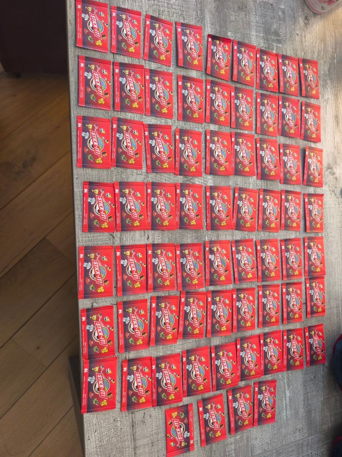 67 pochettes de stickers Delhaize neuves et scellées, Plus, Enlèvement