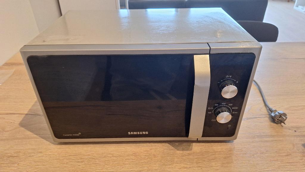 Four à micro-ondes Samsung avec fonction grill - 800 W, Electroménager, Micro-ondes, Gril, Enlèvement, Utilisé, 45 à 60 cm