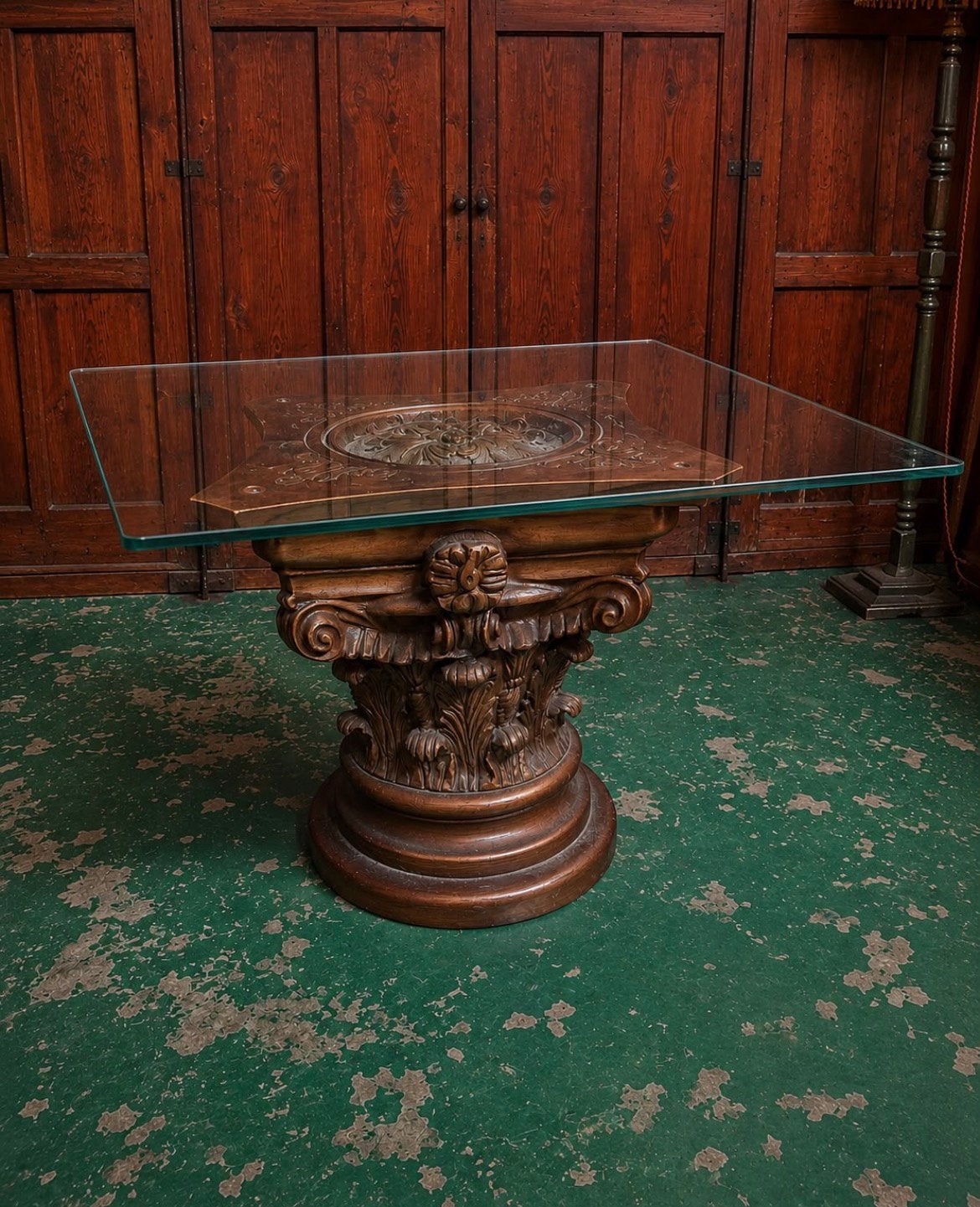 Table basse design Zaché en forme de capitale corinthienne, Enlèvement