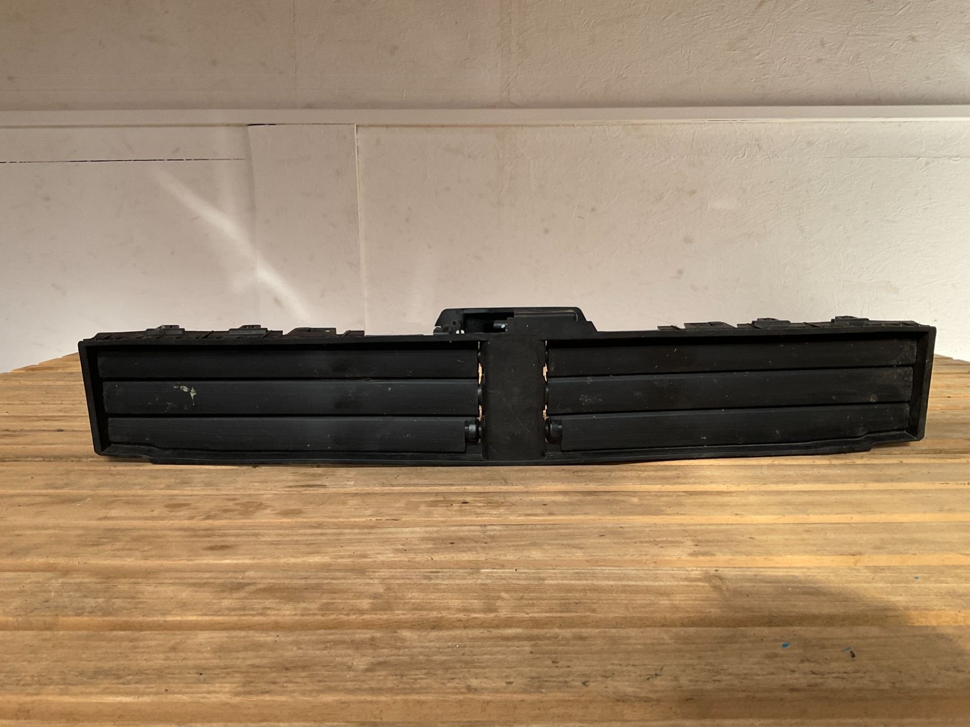 Grilles avant BMW X1 U11 avec volets d'air b4-394, Petuelring 130
80788  Munich, DE, Info@bmw.de, Utilisé, BMW