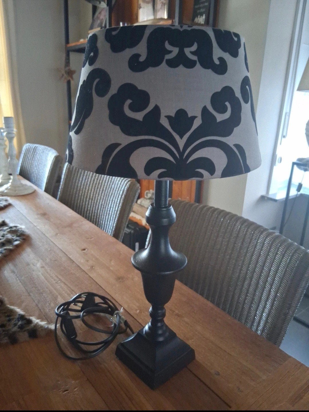 Tafel lamp met metalen voet en kap, Ophalen