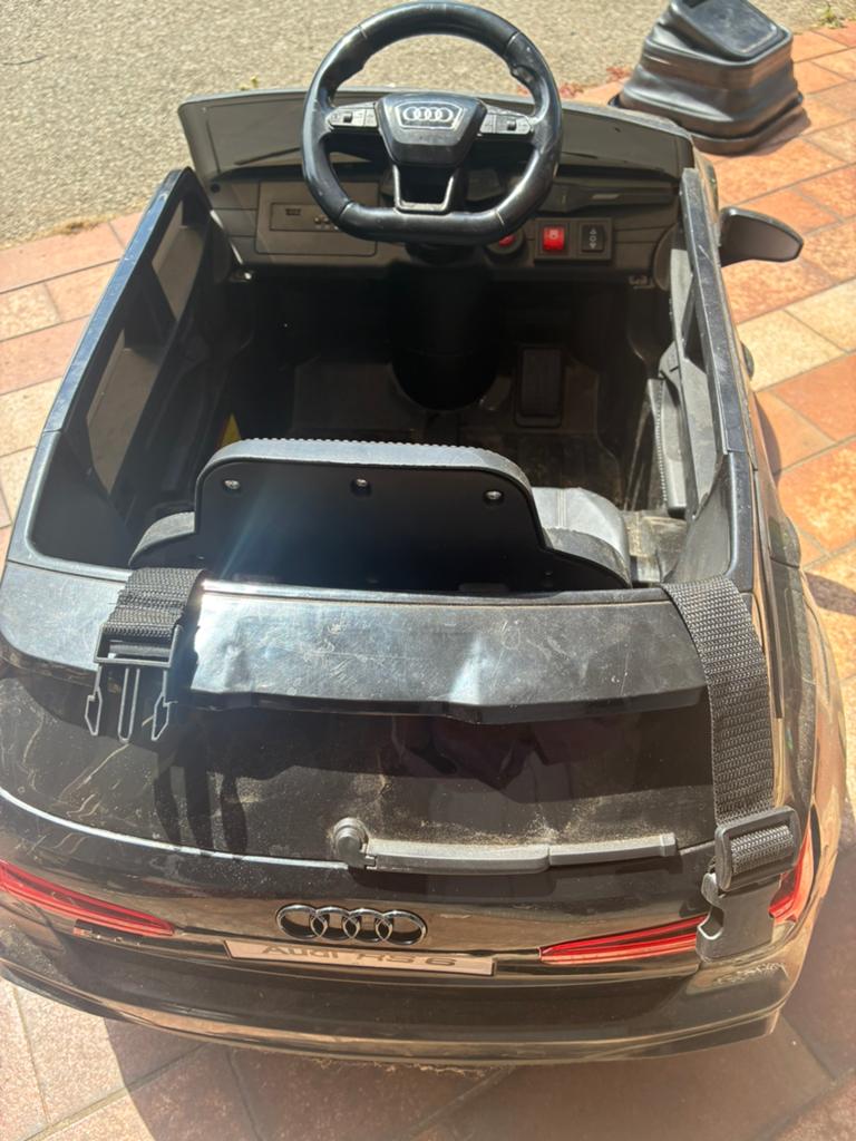 Electrische kinderauto Audi rs6 met bluetooth, Ophalen, Zo goed als nieuw