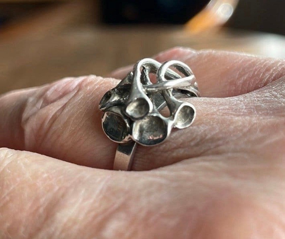 Vintage zilveren ring met in elkaar gevlochten kelkjes, Ophalen of Verzenden, Zo goed als nieuw, Dame, Zilver