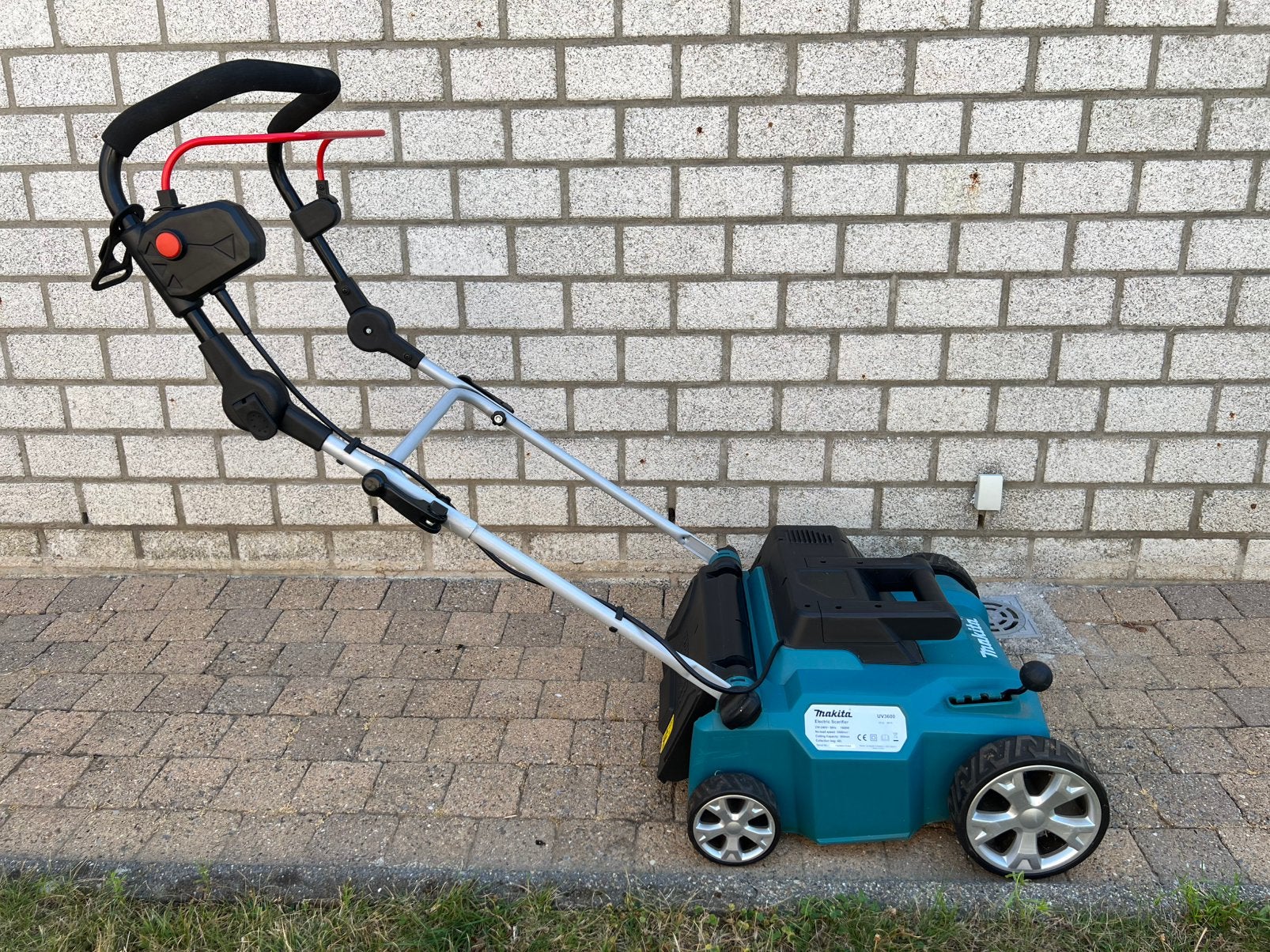 Makita UV3600 verticuteermachine 36 cm, Enlèvement, Comme neuf, 30 à 39 cm, Bac de ramassage