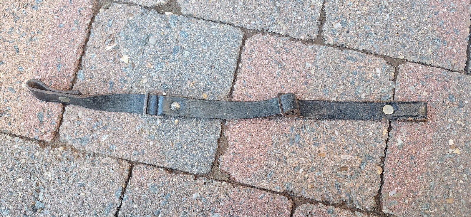 Jugulaire de casque allemand Luftschutz, Enlèvement