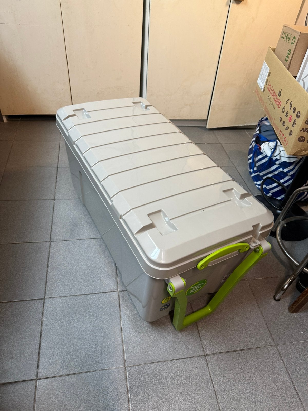 Ruime opbergdoos 160L op wieltjes, Doe-het-zelf en Bouw, Ophalen, Zo goed als nieuw