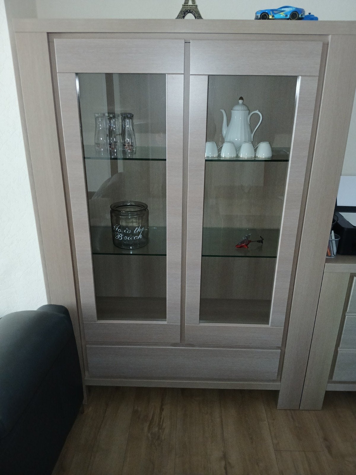 armoire dans la salle à manger, Enlèvement
