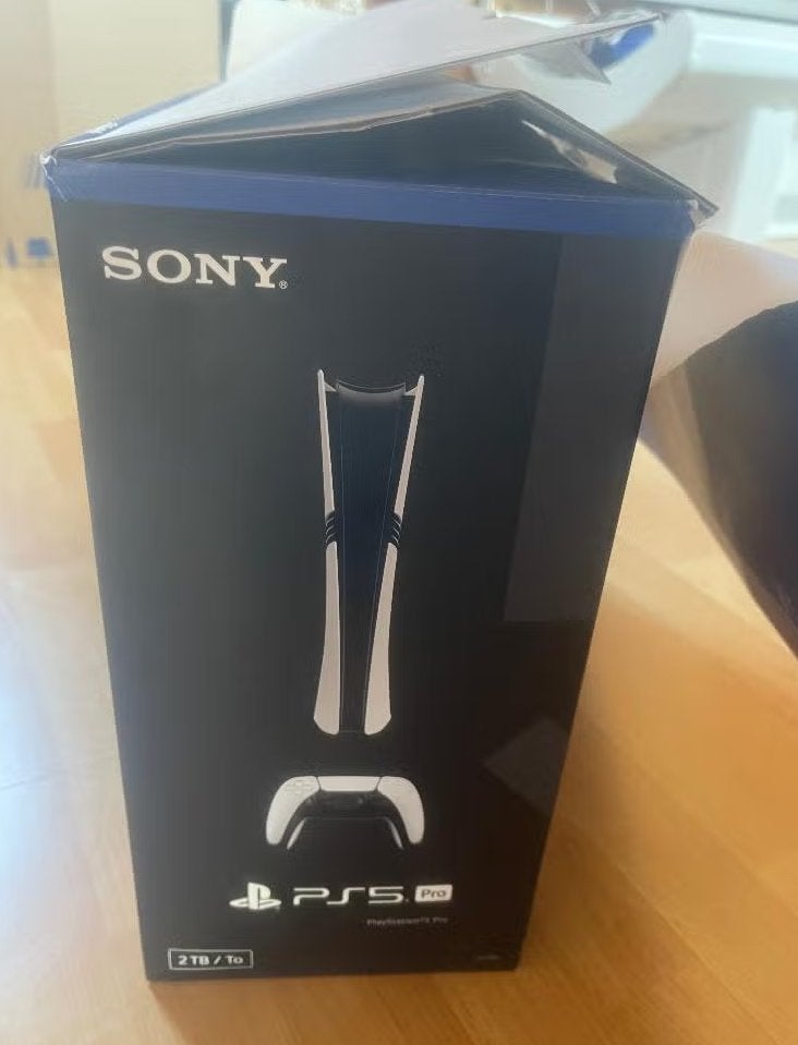 Ps5 pro met 2 controllers en oplaadstation, Elektronische apparatuur, Thuistapinstallaties, Ophalen, Zo goed als nieuw