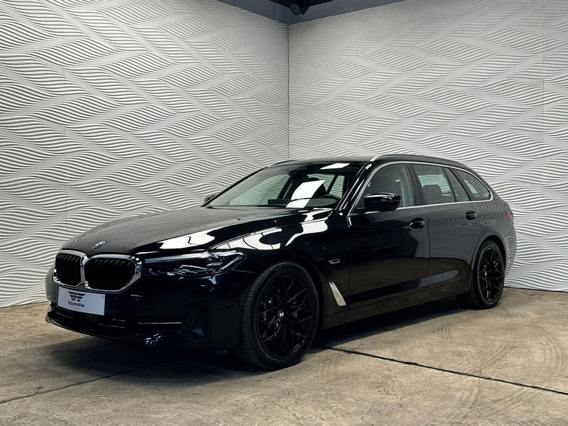 BMW Série 5 530e*PHEV*DRIVE ASSIST PRO*42.145 KM!!!*TOURING*, Auto's, Automaat, Achterwielaandrijving, 4 cilinders, Zwart