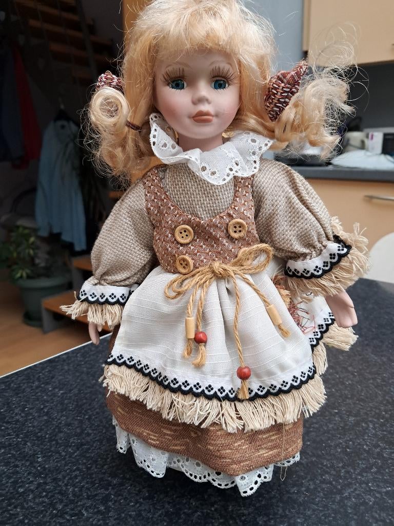 pop meisje blond haar, porselein 31 cm vintage, met staander, Ophalen of Verzenden, Pop