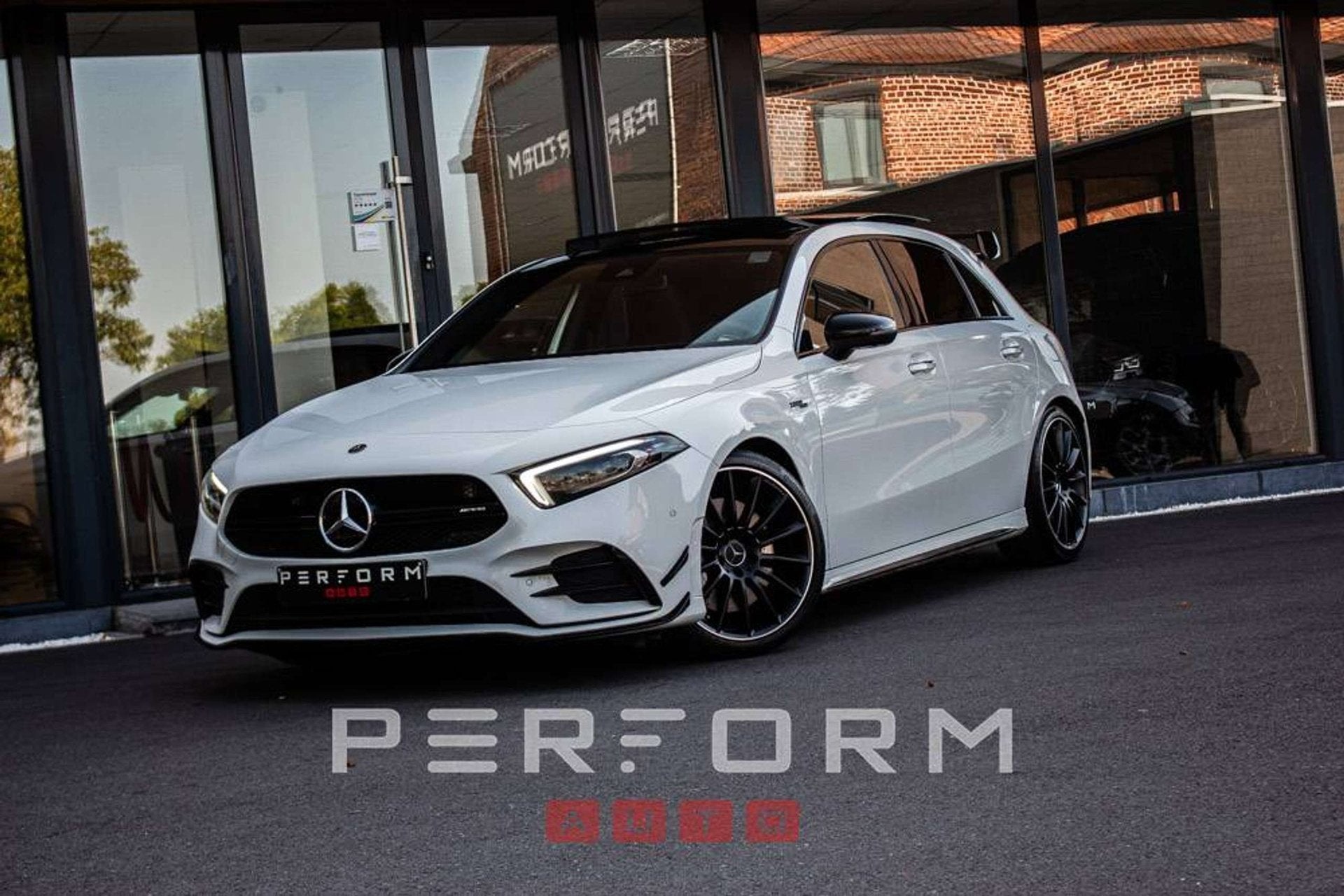 Mercedes-Benz A 35 AMG 4MATIC*AERO PACK*KEYLESS*PANO*FULL*, Auto's, Automaat, Dealer onderhouden, Gebruikt, 4 cilinders