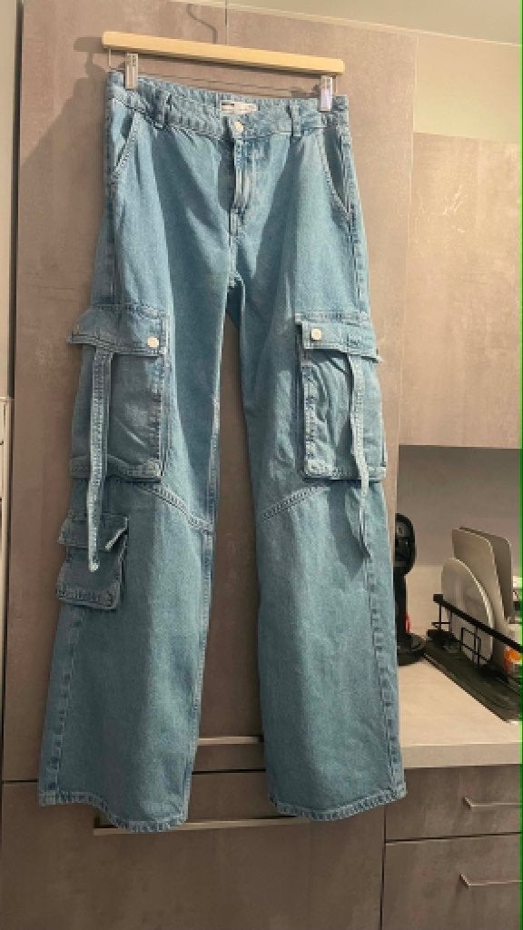 BERSHKA cargo JEANS blauwe zakken XS, Blauw, Zo goed als nieuw, W27 (confectie 34) of kleiner, Bershka