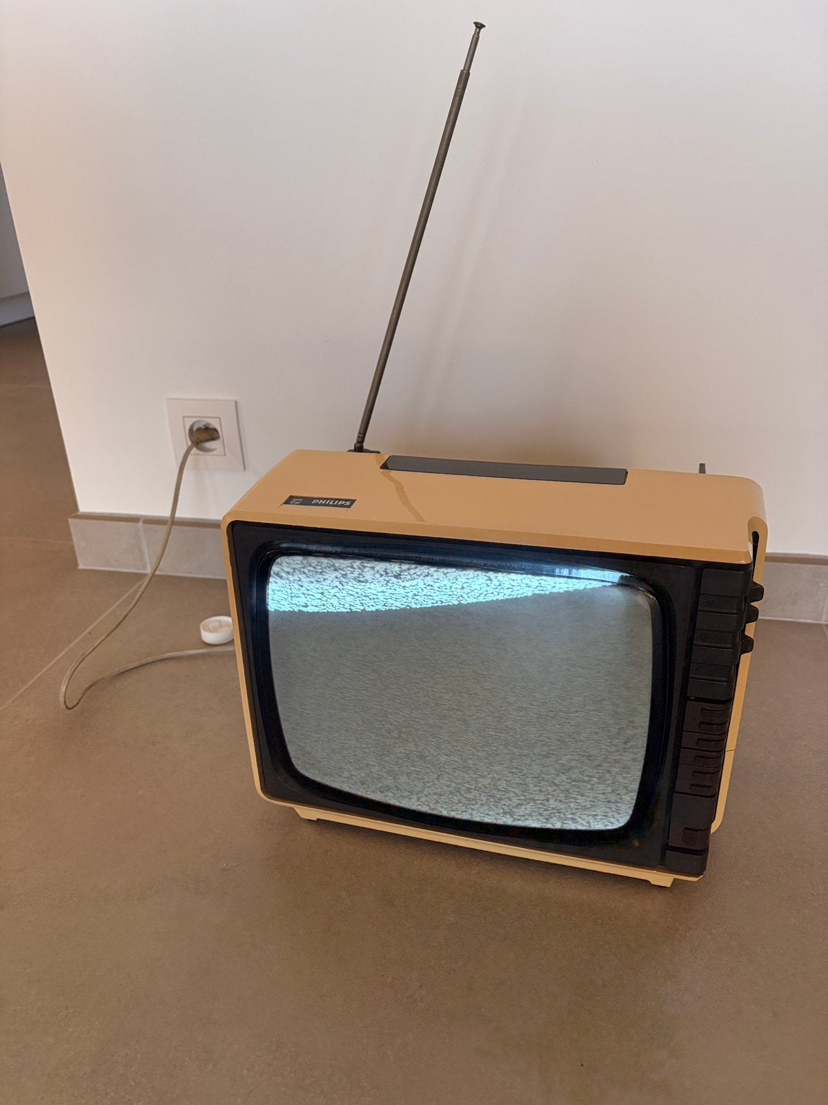 Tv philips 1970 oldtimer philetta luxus, Antiquités & Art, Antiquités | TV & Hi-Fi, Enlèvement ou Envoi