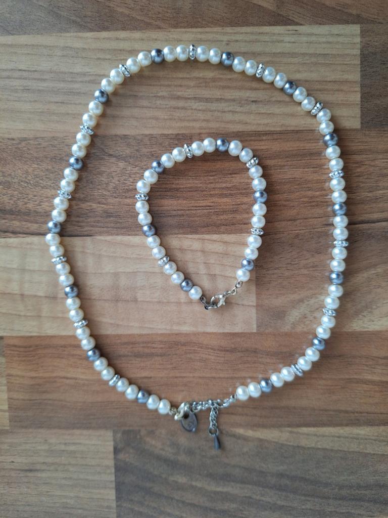 VOLLEDIG NIEUW parelketting met bijpassende armband, Handtassen en Accessoires, Kettingen, Ophalen, Nieuw, Wit, Overige materialen