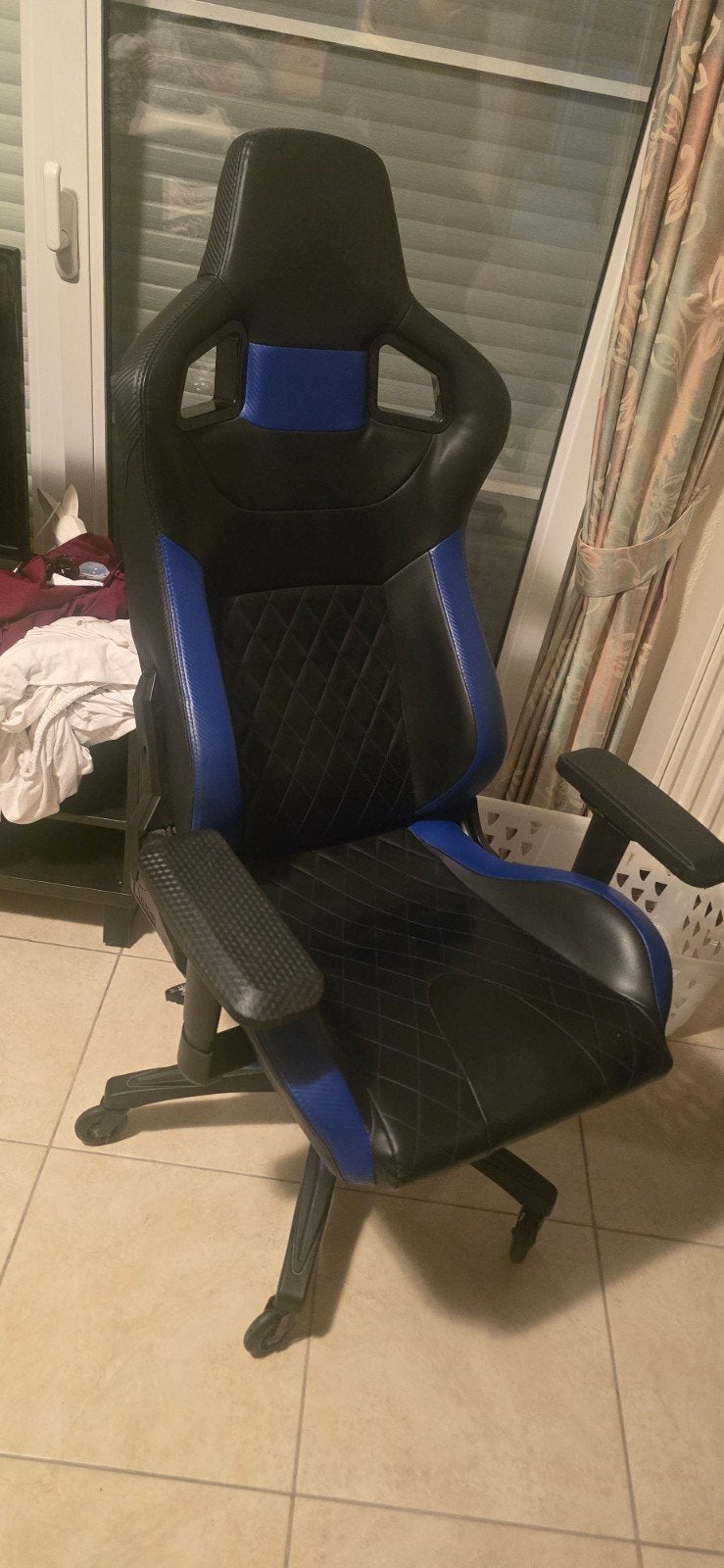 Corsair t1 gaming stoel, Ophalen